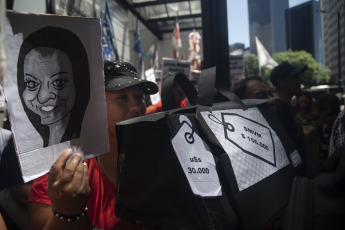 Buenos Aires, Argentina.- En las fotos tomadas el 15 de febrero del 2024, organizaciones sociales se concentraron frente a la sede de la Secretaría de Trabajo de la Nación, en reclamo de "un salario mínimo igual a la canasta básica" y la asistencia alimentaria para comedores y merenderos de todo el país, mientras se llevaba a cabo la reunión del Consejo del Salario Mínimo.