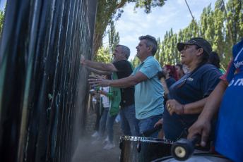 Río Negro, Argentina.- En las fotos tomadas el 14 de febrero del 2024, organizaciones sociales, gremiales y políticas inician la octava edición de la denominada Marcha por la Soberanía del Lago Escondido, ubicado en la provincia de Río Negro, en "defensa de la soberanía nacional" y en rechazo a la derogación de la ley de tierras.