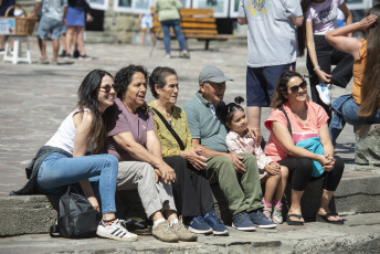 Bariloche, Argentina.- En las fotos tomadas el 2 de febrero del 2024, turistas disfrutan de la ciudad de Bariloche en medio de la temporada de verano. Las autoridades de San Carlos de Bariloche esperan que los visitantes que provienen de Chile le permitan a la ciudad rionegrina mantener durante febrero el nivel de ocupación registrado en enero, que rondó el 77%, y para incentivar ese flujo de turistas participará el próximo sábado de una cumbre con alcaldes del país limítrofe.