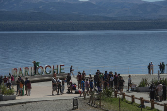 Bariloche, Argentina.- En las fotos tomadas el 2 de febrero del 2024, turistas disfrutan de la ciudad de Bariloche en medio de la temporada de verano. Las autoridades de San Carlos de Bariloche esperan que los visitantes que provienen de Chile le permitan a la ciudad rionegrina mantener durante febrero el nivel de ocupación registrado en enero, que rondó el 77%, y para incentivar ese flujo de turistas participará el próximo sábado de una cumbre con alcaldes del país limítrofe.