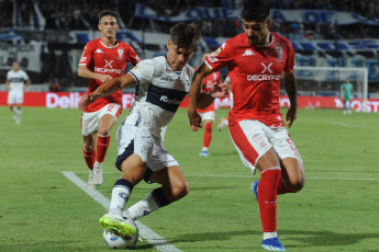 Buenos Aires, Argentina.- En las fotos tomadas el 13 de febrero del 2024, durante el partido entre Gimnasia y Esgrima La Plata y Huracán por la quinta fecha de la Zona A de la Copa de la Liga Profesional de Fútbol en el Estadio Juan Carmelo Zerillo de La Plata. 'El Globo' ganaba con gol de Mazzantti pero el Lobo reaccionó y selló un 3-1 gracias a Domínguez, Mammini y Colmán.