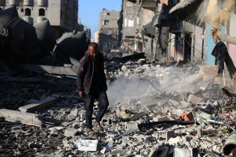 Franja de Gaza, Palestina.- En la fotografía tomada el 24 de febrero de 2024 se muestra un edificio destruído en un ataque aéreo israelí en la ciudad de Rafah, en el sur de la Franja de Gaza. Al menos ocho palestinos, entre ellos un niño, murieron en un ataque aéreo israelí dirigido a una casa en la ciudad de Rafah, confirmaron el sábado fuentes médicas palestinas.