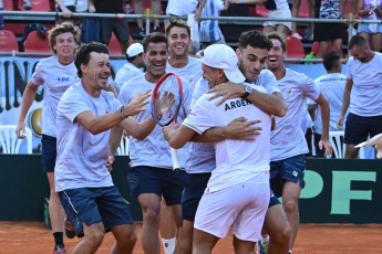 Rosario, Argentina.- En las fotos tomadas el 4 de febrero del 2024, el tenista Sebastián Báez venció a Dmitry Popko en una definición por el quinto punto de la serie ante Kazajistán, que se desarrolló en el Jockey Club de Rosario, y el equipo argentino de Copa Davis logró su clasificación a la Fase de Grupos de las Finales del certamen más importante por equipos.