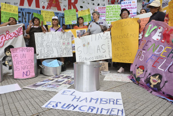 Buenos Aires, Argentina.- En las fotos tomadas el 7 de febrero del 2024, cocineras y coordinadoras de comedores comunitarios pertenecientes a diversas organizaciones sociales iniciaron una nueva "jornada nacional de protesta" denominada "Cocineras contra el hambre" en distintos puntos del país, en reclamo de asistencia alimentaria para comedores y merenderos comunitarios.