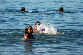 Rio Negro, Argentina.- En las fotos tomadas el 5 de febrero del 2024, argentinos soportan las altas temperaturas que se registraron en todo el país. Al menos 30 ciudades superaron los 35° de temperatura y cinco de ellas los 40°, según el Servicio Meteorológico Nacional, que registró una de las jornadas de más calor de este 2024 en la Argentina. Las ciudades del norte y el centro del país fueron las más calurosas.