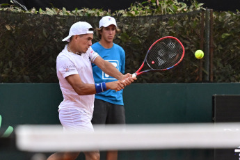 Rosario, Argentina.- En las fotos tomadas el 4 de febrero del 2024, el tenista Sebastián Báez (foto) venció a Dmitry Popko en una definición por el quinto punto de la serie ante Kazajistán, que se desarrolló en el Jockey Club de Rosario, y el equipo argentino de Copa Davis logró su clasificación a la Fase de Grupos de las Finales del certamen más importante por equipos.