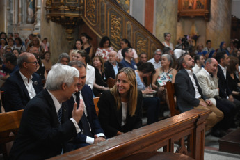 Buenos Aires, Argentina.- En las fotos tomadas el 11 de febrero del 2024, cientos de fieles participaron de una misa en la basílica de Nuestra Señora de la Piedad, ubicada en el barrio porteño de San Nicolás, en la que realizaron veneración de reliquias y una procesión con la imagen de María Antonia de San José de Paz y Figueroa, conocida como Mama Antula, quien fue convertida este domingo en la primera santa argentina.