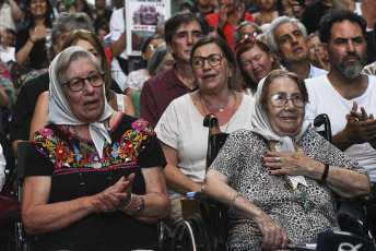 Buenos Aires, Argentina.- En las fotos tomadas el 22 de febrero del 2024, dirigentes políticos y gremiales, funcionarios e intendentes de la provincia de Buenos Aires participaron de una clase pública en defensa de la Universidad Nacional Madres de Plaza de Mayo (UNMA). La convocatoria, fue realizada por ese organismo defensor de los Derechos Humanos bajo la consigna "la Universidad de las Madres se defiende".