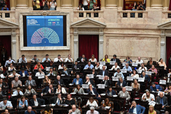 Buenos Aires, Argentina.- En las fotos tomadas el 2 de febrero del 2024, la Cámara de Diputados continuaba por tercer día consecutivo con el tratamiento del proyecto de ley "Bases". Con 144 votos a favor y 109 en contra, la polémica Ley Ómnibus, un amplio paquete de reformas que perdió más de la mitad de sus artículos, recibió una aprobación “en general” en la Cámara de Diputados, que volverá a sesionar el martes.