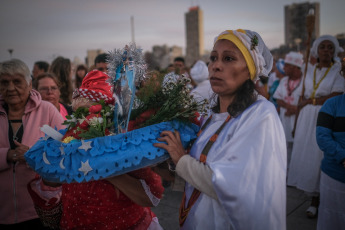 Mar del Plata, Argentina.- In the photos taken on February 4, 2024, a crowd participates in the cultural and religious religious festival on the Mar del Plata coast to honor Mother Iemanjá and celebrate the 40 years of its celebration in this city, in addition to the 25 consecutive ones at Playa Popular II. Like every first Sunday in February and with an attendance estimated at more than 15 thousand people, Mar del Plata was the scene of the celebration that honors the Africanist orixá and honors culture and Diversity.