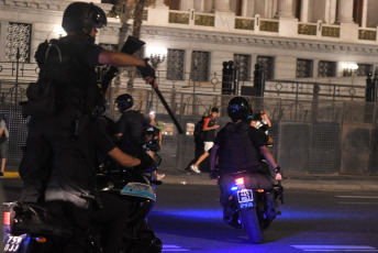 Buenos Aires, Argentina.- En las fotos tomadas el 1 de febrero del 2024, nuevos enfrentamientos entre policías y manifestantes se produjeron a las afueras del Congreso durante el debate en la Cámara de Diputados de la denominada ley Bases, lo que llevó a legisladores del kirchnerismo y la izquierda a presentar una moción para suspender la sesión, lo que fue rechazado por la mayoría del cuerpo legislativo.