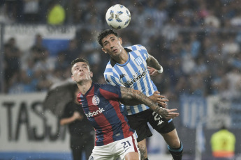 Avellaneda, Argentina.- En la fotografía tomada el 9 de febrero de 2024 en el Estadio de Racing Club se muestran escenas del partido disputado entre el equipo local y San Lorenzo de Almagro. Adrián Martínez convirtió tres goles para Racing, mientras que Mura consiguió el único tanto para San Lorenzo.