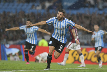 Avellaneda, Argentina.- En la fotografía tomada el 9 de febrero de 2024 en el Estadio de Racing Club se muestran escenas del partido disputado entre el equipo local y San Lorenzo de Almagro. Adrián Martínez convirtió tres goles para Racing, mientras que Mura consiguió el único tanto para San Lorenzo.