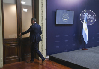 Buenos Aires, Argentina.- En las fotos tomadas el 19 de febrero del 2024, el vocero presidencial, Manuel Adorni, confirmó que el Gobierno reglamentará el decreto que establece la libertad de elección de obras sociales desde el comienzo de una relación laboral. Acerca del reclamo de organizaciones sociales por la falta de alimentos en comedores, el portavoz aseguró que "se sigue asistiendo a todos los que se asistía antes" pero "sin intermediarios".