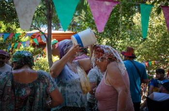 La Rioja, Argentina.- En las fotos tomadas el 12 de febrero del 2024, las personas disfrutan de los carnavales alrededor del país. Las tradiciones, la música y el baile atraen a turistas en muchas ciudades de Argentina, como un evento trascendental en el calendario turístico anual, especial para un fin de semana largo que incluye lunes y martes.