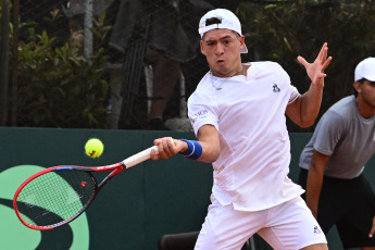 Rosario, Argentina.- En las fotos tomadas el 4 de febrero del 2024, el tenista Sebastián Báez (foto) venció a Dmitry Popko en una definición por el quinto punto de la serie ante Kazajistán, que se desarrolló en el Jockey Club de Rosario, y el equipo argentino de Copa Davis logró su clasificación a la Fase de Grupos de las Finales del certamen más importante por equipos.