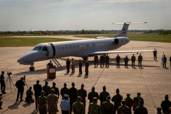 Buenos Aires, Argentina.- En las fotos tomadas el 5 de febrero del 2024, el ministro de Defensa, Luis Petri, encabezó la presentación de una aeronave para la Fuerza Aérea en la base aérea “El Palomar”. La presentación del nuevo avión, Embraer ERJ 140 LR (Long Range), un bimotor de alcance regional será destinado a fortalecer las capacidades operativas de la I Brigada Aérea de la Fuerza Aérea Argentina.