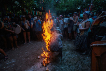 La Rioja, Argentina.- En las fotos tomadas el 12 de febrero del 2024, las personas disfrutan de los carnavales alrededor del país. Las tradiciones, la música y el baile atraen a turistas en muchas ciudades de Argentina, como un evento trascendental en el calendario turístico anual, especial para un fin de semana largo que incluye lunes y martes.