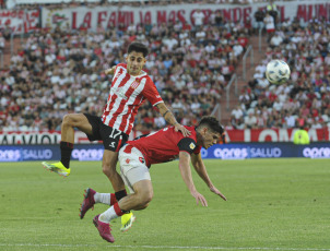 Buenos Aires, Argentina.- En las fotos tomadas el 19 de febrero del 2024, Estudiantes enfrenta a Newell's, en el cierre de la 6ª fecha de la Copa de la Liga Argentina en el estadio Jorge Luis Hirsch. Estudiantes de La Plata venció a Newell’s Old Boys con dos goles del uruguayo Mauro Méndez para ganar 2-0, subiendo al segundo puesto de la Zona B de la Copa de la Liga del fútbol argentino.