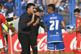 Buenos Aires, Argentina.- En las fotos tomadas el 18 de febrero del 2024, Vélez vs. Huracán, en la fecha 6 por la Copa de la Liga en el Estadio José Amalfitani. Vélez derrotó a Huracán 1-0. Fue Emanuel Mammana quien marcó el gol para el Fortín en el minuto 47 del segundo tiempo.