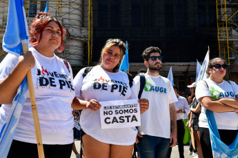 Buenos Aires, Argentina.- En las fotos tomadas el 22 de febrero del 2024, organizaciones sociales, movimientos estudiantiles y sindicatos, realizaron una manifestación frente al Ministerio de Educación Nacional (Plaza Pizzurno) en reclamo de kits escolares. Además lanzaron una gran campaña de solidaridad juntando útiles escolares y zapatillas, en todos los barrios, escuelas y facultades.