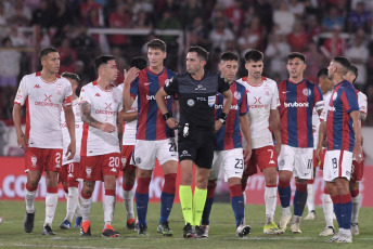 Buenos Aires, Argentina.- En la fotografía tomada el 24 de febrero de 2024 en Ciudad Autónoma de Buenos Aires en el Estadio Tomás Adolfo Ducó, se observan escenas del partido disputado entre Huracán y San Lorenzo. El resultado del partido fue 0 a 0, en la fecha 7 de la Liga Profesional de Fútbol argentino.