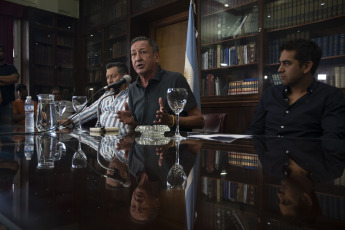 Buenos Aires, Argentina.- En las fotos tomadas el 21 de febrero del 2024, el secretario general del Sindicato de Conductores de Ferrocarriles La Fraternidad, Omar Maturano, anunció durante una conferencia de prensa que la huelga de 24 horas continuará hasta la medianoche, tras el fracaso de la negociación salarial. "Nos faltaron al respeto", afirmó Maturano respecto al 12