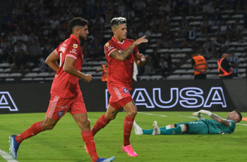 Buenos Aires, Argentina.- En las fotos tomadas el 15 de febrero del 2024, durante el partido entre Talleres de Córdoba y Argentinos Juniors, en un partido válido por la quinta fecha de la Zona B de la Copa de la Liga Profesional en el Estadio Mario Alberto Kempes. Talleres Córdoba venció por 2-1 a Argentinos Juniors como local. Para Talleres Córdoba los goles fueron marcados por Juan Rodríguez (a los 83 minutos) y Federico Girotti (a los 87 minutos). Para Argentinos Juniors el gol fue marcado por Leonardo Heredia (a los 29 minutos).