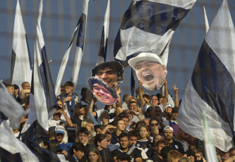 Buenos Aires, Argentina.- En la foto tomada el 25 de febrero de 2024, Gimnasia y Estudiantes iniciaron el clásico de La Plata con una intensidad muy notoria. El prematuro cruce que protagonizaron Pablo De Blasis y Zaid Romero fue una muestra de la carga emotiva que estaba instalada en el Bosque. Más allá de los roces habituales del derby que divide a la Ciudad de las Diagonales, en el Juan Carmelo Zerillo también hubo tiempo para enormes muestras de talento.