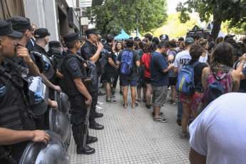 Buenos Aires, Argentina.- In the photos taken on February 5, 2024, social organizations grouped in the Union of Workers of the Popular Economy (UTEP) held a protest called the "hunger row" to request food assistance for the community kitchens, while the Government asked to make the claim through "official channels."