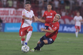 Buenos Aires, Argentina.- En las fotos tomadas el 8 de febrero del 2024, durante el partido entre Huracán e Independiente en el estadio Tomás Adolfo Ducó, por la cuarta jornada de la Copa de la Liga Profesional. Independiente igualó 0-0 con Huracán. Independiente perdió dos puntos y es tercero en la Zona A. Mientras que Huracán volvió a sumar luego de dos derrotas.