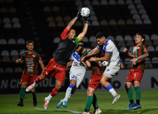 Buenos Aires, Argentina.- En las fotos tomadas el 21 de febrero del 2024, durante el partido entre Vélez y Sportivo Las Parejas por los 32avos de la Copa Argentina, en el estadio de Platense. Vélez le ganó 2 a 1 a Sportivo Las Parejas de Santa Fe. Abiel Osorio y Claudio Aquino, anotaron los goles del equipo de Liniers.