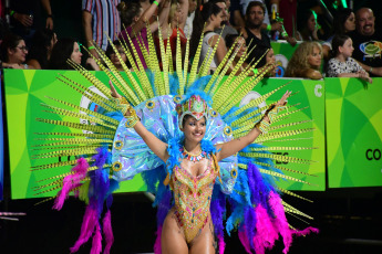 Corrientes, Argentina.- En las fotos tomadas el 13 de febrero del 2024, muestra la fiesta de Carnaval en la Capital de Corrientes que impulsó el turismo, al punto que la ocupación hotelera ascendió al 100% en la primera quincena de febrero, informaron fuentes municipales, con visitantes que, además, colman las playas y "generan un movimiento económico importante en la ciudad".