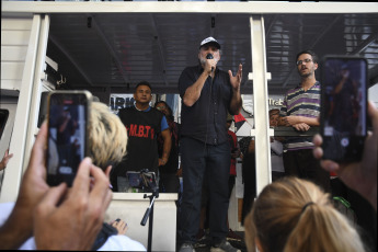 Buenos Aires, Argentina.- En las fotos tomadas el 15 de febrero del 2024, organizaciones sociales se concentraron frente a la sede de la Secretaría de Trabajo de la Nación, en reclamo de "un salario mínimo igual a la canasta básica" y la asistencia alimentaria para comedores y merenderos de todo el país, mientras se llevaba a cabo la reunión del Consejo del Salario Mínimo.