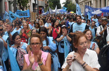 Córdoba, Argentina.- En las fotos tomadas el 26 de febrero del 2024, docentes participan de un paro nacional de la Confederación de Trabajadores de la Educación de la República Argentina (Ctera) en rechazo al ajuste económico del Gobierno nacional y en demanda de una mejor oferta salarial.