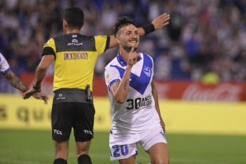 Buenos Aires, Argentina.- En las fotos tomadas el 26 de febrero del 2024, durante el partido entre Vélez Sarsfield y Tigre en un partido correspondiente a la fecha 7 de la Copa de la Liga en el estadio José Amalfitani. Vélez Sarsfield igualó 2-2 a Tigre. Vélez es octavo en la Zona A del torneo, mientras que Tigre es último en el Grupo B y aún no ganó en el certamen.