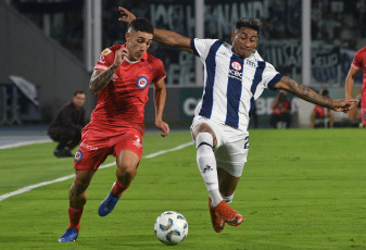 Buenos Aires, Argentina.- En las fotos tomadas el 15 de febrero del 2024, durante el partido entre Talleres de Córdoba y Argentinos Juniors, en un partido válido por la quinta fecha de la Zona B de la Copa de la Liga Profesional en el Estadio Mario Alberto Kempes. Talleres Córdoba venció por 2-1 a Argentinos Juniors como local. Para Talleres Córdoba los goles fueron marcados por Juan Rodríguez (a los 83 minutos) y Federico Girotti (a los 87 minutos). Para Argentinos Juniors el gol fue marcado por Leonardo Heredia (a los 29 minutos).