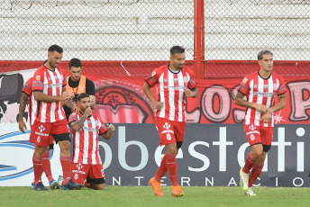 Buenos Aires, Argentina.- En las fotos tomadas el 19 de febrero del 2024, Barracas Central enfrenta a Talleres, por la fecha 6 del torneo Argentina - Copa LPF 2024 en el Estadio Tomás Ducó. Barracas superó 2-1 a Talleres. Los goles del partido para el local los anotaron Marco Iacobellis (1' 1T) y Maximiliano Zalazar (4' 2T). Mientras que el gol de visitante lo hizo Gastón Benavídez (31' 1T).