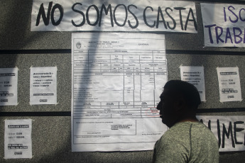 Buenos Aires, Argentina.- En las fotos tomadas el 15 de febrero del 2024, organizaciones sociales se concentraron frente a la sede de la Secretaría de Trabajo de la Nación, en reclamo de "un salario mínimo igual a la canasta básica" y la asistencia alimentaria para comedores y merenderos de todo el país, mientras se llevaba a cabo la reunión del Consejo del Salario Mínimo.