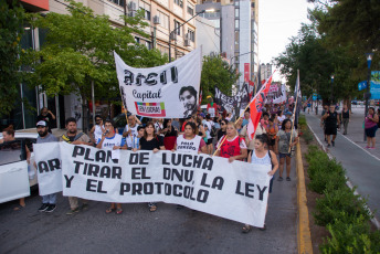 Neuquén, Argentina.- En las fotos tomadas el 6 de febrero del 2024, la Multisectorial Neuquén se movilizó en rechazo a la ley Ómnibus en el Monumento a San Martín de la capital neuquina. La movilización por las calles del centro neuquino se llenó de cánticos y festejo, por la caída de la Ley Ómnibus del Gobierno de Javier Milei, pero "la pelea continúa", aseguraron los manifestantes, que continuarán "por tirar abajo el conjunto del ajuste".