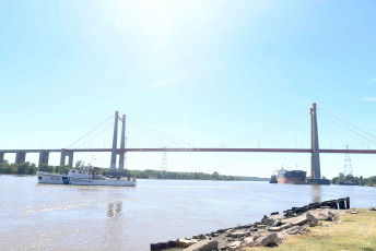 Entre Rios, Argentina.- En las fotos tomadas el 2 de febrero del 2024, una empresa concesionaria realiza el operativo de remoción del barco siniestrado en el Puente Mitre del Complejo Ferrovial Zárate-Brazo Largo, con un grupo de trabajo compuesto por 30 personas. Cinco días después del choque del barco de carga contra el puente Zárate-Brazo Largo, sobre las aguas del río Paraná, se retiró el navío del lugar.