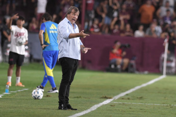 Buenos Aires, Argentina.- En las fotos tomadas el 18 de febrero del 2024, durante el partido Boca vs. Lanús, por el Grupo B de la Copa de la Liga en La Fortaleza. Lanús derrotó 2-1 a Boca Juniors y le arrebató el invicto de cara al Superclásico del próximo domingo en el Monumental. Con la derrota, Boca quedó séptimo en la Zona B y se las verá con River en el Monumental, en la fecha de clásicos de la Copa de la Liga.