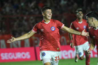 Buenos Aires, Argentina.- En las fotos tomadas el 26 de febrero del 2024, durante el partido entre Argentinos Juniors y Platense en un partido correspondiente a la fecha 7 de la Copa de la Liga en el estadio Diego Armando Maradona. Argentinos Juniors venció 3-1 a Platense, y lidera la Zona A de la Copa de la Liga Profesional.