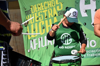 Viedma, Argentina.- En las fotos tomadas el 26 de febrero del 2024, docentes participan de un paro nacional de la Confederación de Trabajadores de la Educación de la República Argentina (Ctera) en rechazo al ajuste económico del Gobierno nacional y en demanda de una mejor oferta salarial.