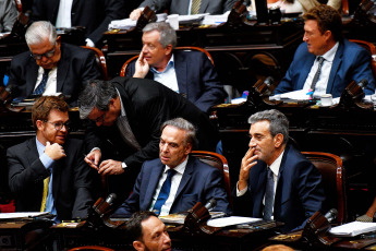 Buenos Aires, Argentina.- En las fotos tomadas el 6 de febrero del 2024, Diputados convalidan el artículo que establece la emergencia económica. Las reformas del presidente de Argentina, Javier Milei, dieron marcha atrás, por falta de apoyo de sus aliados en la Cámara de Diputados, que volverá a tratarlas desde cero en una comisión. La llamada Ley Ómnibus, que había sido votada en general el 2 de febrero de 2024, estaba en plena votación artículo por artículo cuando el diputado oficialista Oscar Zago pidió devolver el proyecto a la comisión, por haber votado cosas diferentes a las que se habían negociado previamente.