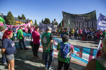 Río Negro, Argentina.- En las fotos tomadas el 14 de febrero del 2024, organizaciones sociales, gremiales y políticas inician la octava edición de la denominada Marcha por la Soberanía del Lago Escondido, ubicado en la provincia de Río Negro, en "defensa de la soberanía nacional" y en rechazo a la derogación de la ley de tierras.