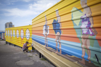 Mar del Plata, Argentina.- En las fotos tomadas el 16 de febrero del 2024, emplazado en una manzana en el corazón de la ciudad, ya puede visitarse en Mar del Plata el nuevo Distrito de Arte y Diseño (DAD), un polo artístico que reúne a 20 muralistas de distintos puntos del país al estilo del colorido distrito Wynwood de Miami y funcionará como un eje clave de atracción para el turismo, a la vez que se volverá un punto neurálgico de la ciudad entre la histórica Playa Grande y los nuevos barrios del sur.