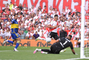 Buenos Aires, Argentina.- En la foto tomada el 25 de febrero de 2024, River y Boca empataron 1 a 1 en el estadio Más Monumental este domingo por la fecha 7 de la Copa de la Liga. Los goles llegaron en el segundo tiempo, en los pies de Solari y Medina. Final caliente en Núñez. Con este resultado, el equipo de Demichelis quedó puntero en la Zona A con 13 puntos, igualando la línea de Independiente. Los de Diego Martínez llegaron a las 10 unidades y se ubican séptimos en la Zona B.