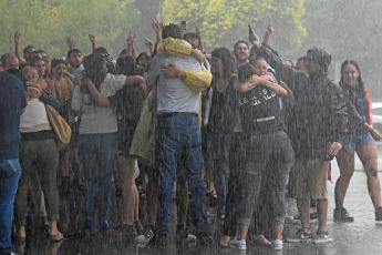 Rosario, Argentina.- En las fotos tomadas el 9 de febrero del 2024, los cuatro acusados por el crimen del ex concejal de Rosario y pastor evangélico Eduardo Trasante, ocurrido el 14 de julio de 2020 en su casa de la zona oeste de la ciudad, fueron condenados a prisión perpetua este viernes. Se trata del jefe narco, Julio Rodríguez Granthon –que está alojado en el penal federal de Marcos Paz–, Alejo “Patón” Leiva, Facundo Sebastián López y Brian Nahuel “Buba” Álvarez.