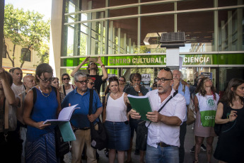 Buenos Aires, Argentina.- En las fotos tomadas el 1 de febrero del 2024, la Red de Autoridades de Institutos de Ciencia y Tecnología (Raicyt) entregó al directorio del Conicet un petitorio firmado por 12.000 integrantes del sistema científico reclamando la efectivización de los concursos de becas y la reincorporación del personal cesanteado en defensa del "sistema científico tecnológico nacional".